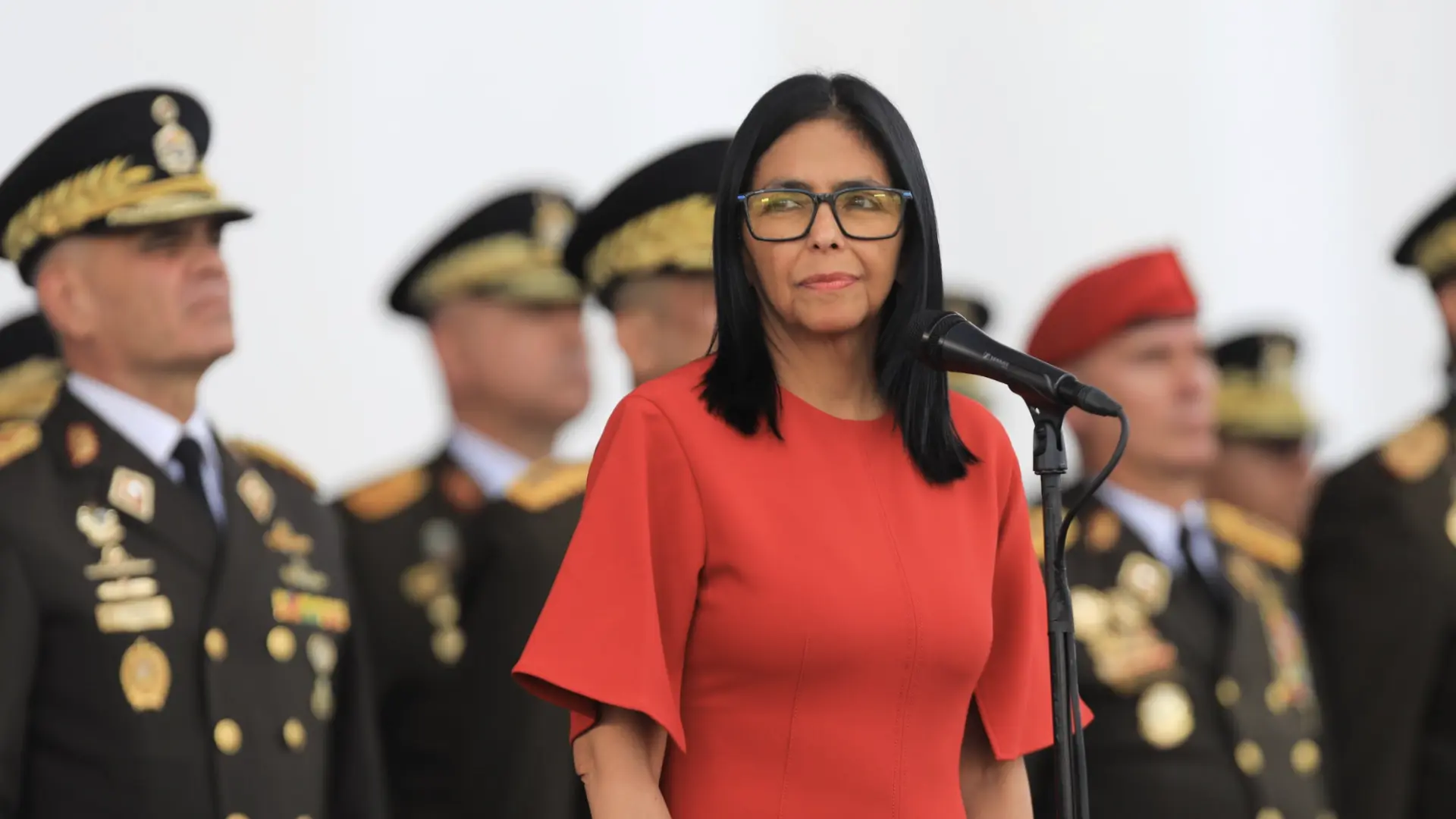 Delcy Rodríguez se abre al diálogo con «el extremismo» de su país y recibe la lealtad “absoluta” de las Fuerzas Armadas como comandante en jefe