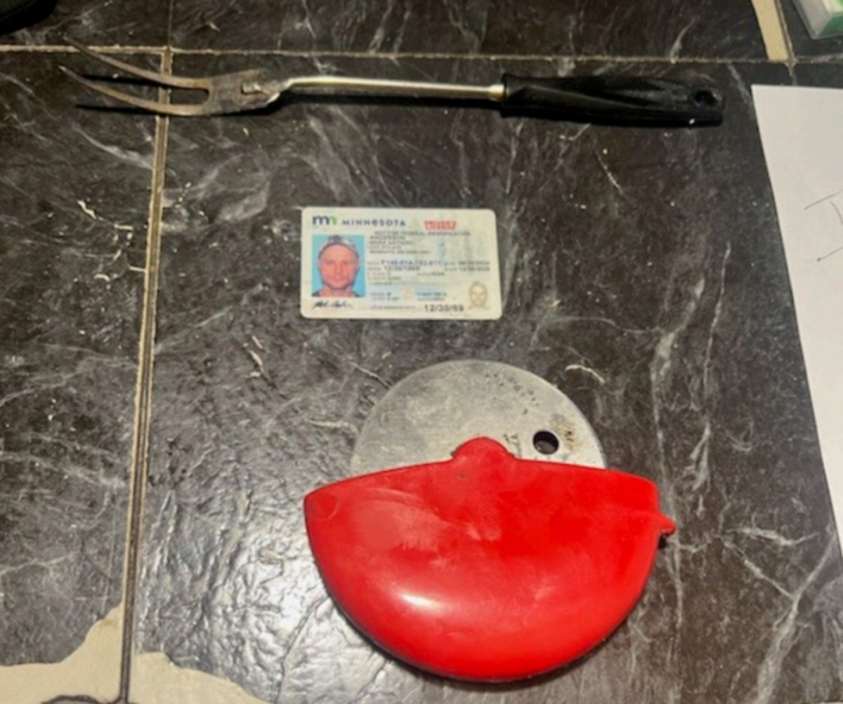 Detienen a hombre que se hizo pasar por agente del FBI para liberar a Luigi Mangione