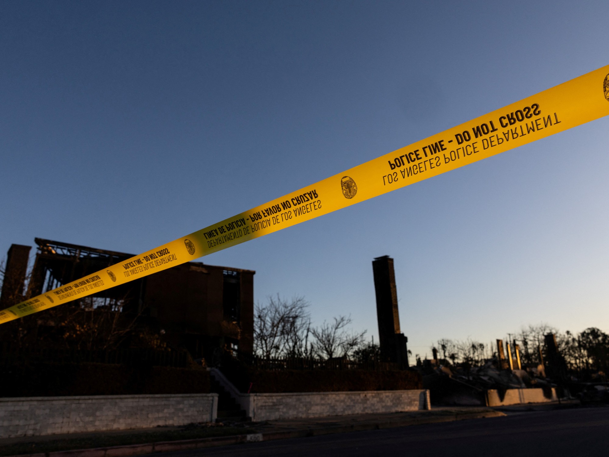 una madre fue apresada después de que su bebé de 18 meses saliera despedido del auto en movimiento