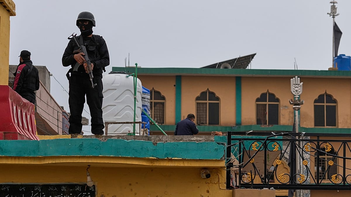 Un atentado con bomba en una mezquita de Islamabad causa al menos 31 muertos durante la oración del viernes