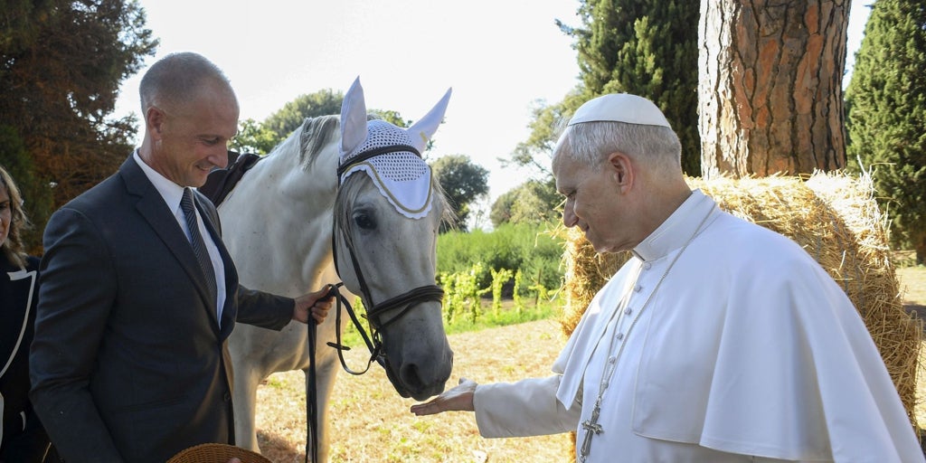 el Papa que gobierna como juega al tenis