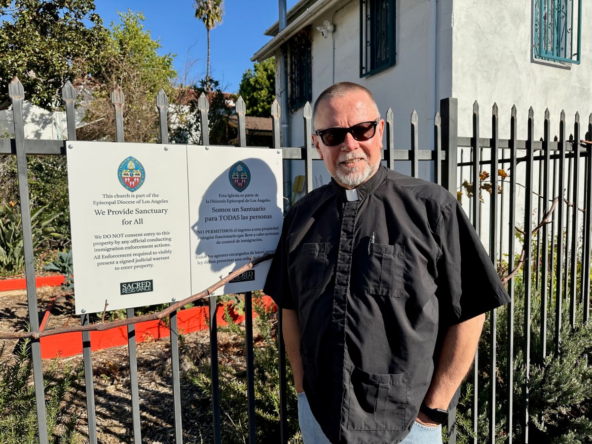 Pastor defiende a trabajadores indígenas del ICE en Hollywood