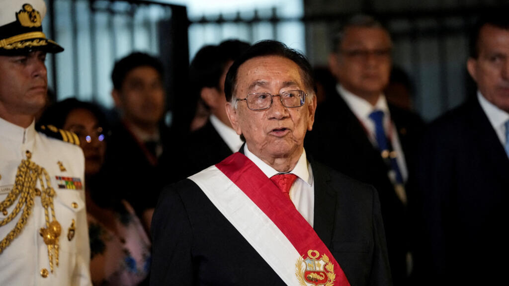 Perú: Balcázar cambia de primer ministro y renueva parte del gabinete a un mes de las elecciones