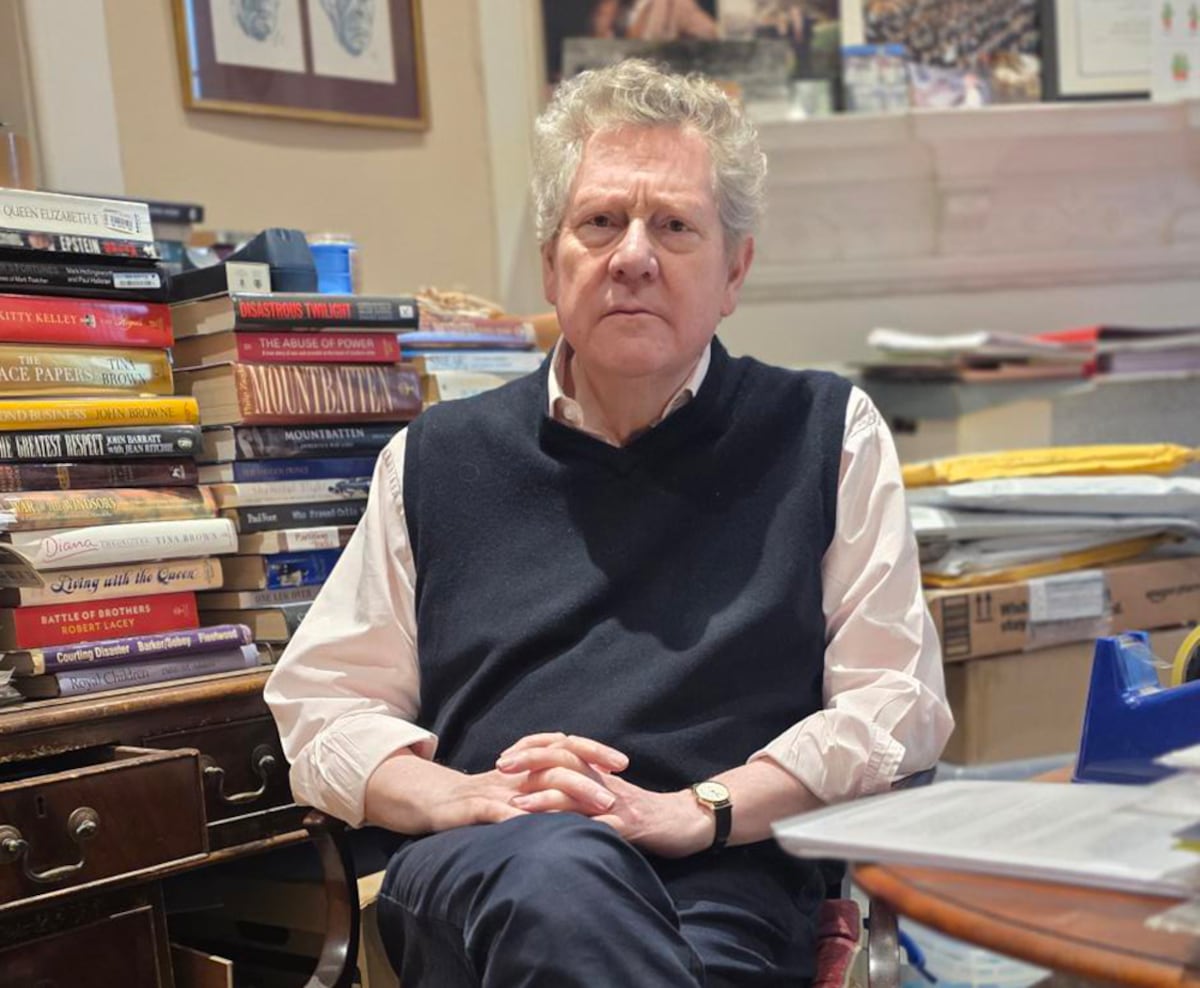 El historiador Andrew Lownie: “El escándalo del expríncipe Andrés es la crisis más grave de la monarquía. Deberían rodar cabezas” | Internacional