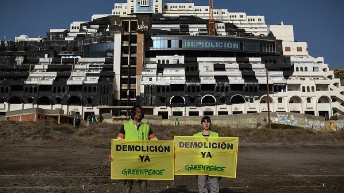 El ‘hotel fantasma’ de El Algarrobico cumple 20 años de obras paralizadas, pero sigue en pie