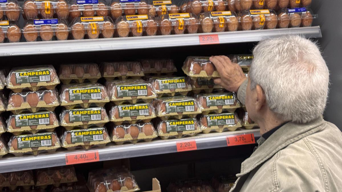 Los huevos medianos son el alimento que más se ha encarecido en el último año, con una subida del 39,5% según FACUA