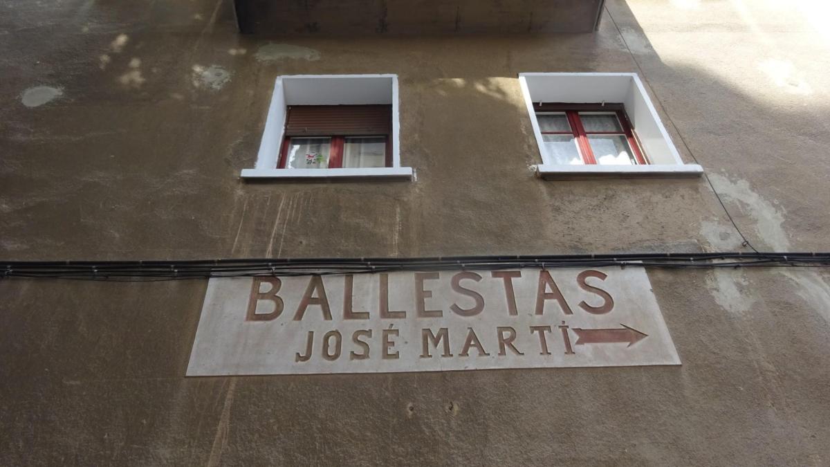 Los anuncios de publicidad de otras épocas aún son visibles en calles y casas de Barcelona