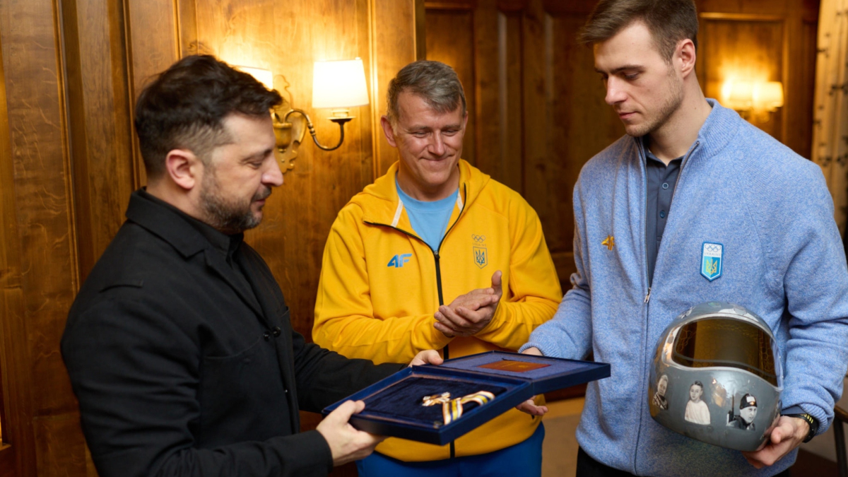 Volodimir Zelenski condecora al piloto ucraniano y aplaude su gesto