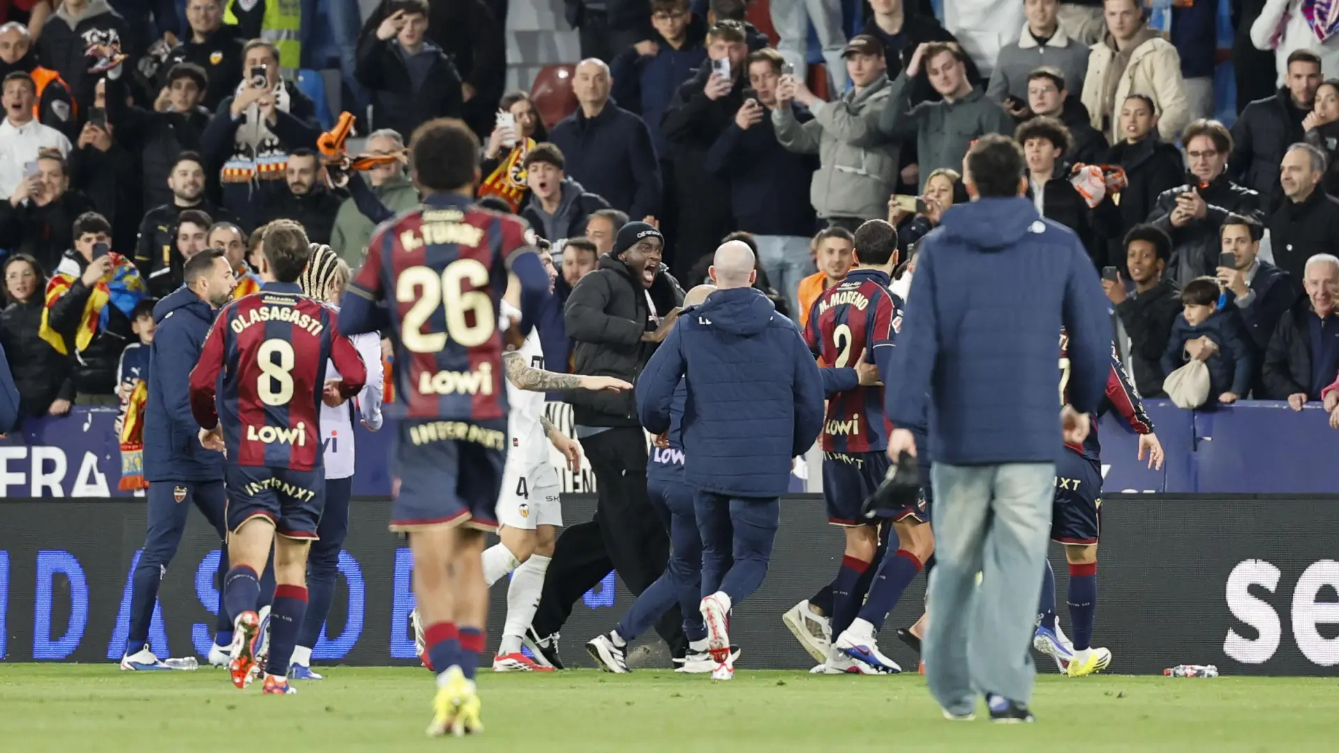 Pelea y botellazos en el derbi valenciano tras la celebración de Cömert en el estadio del Levante