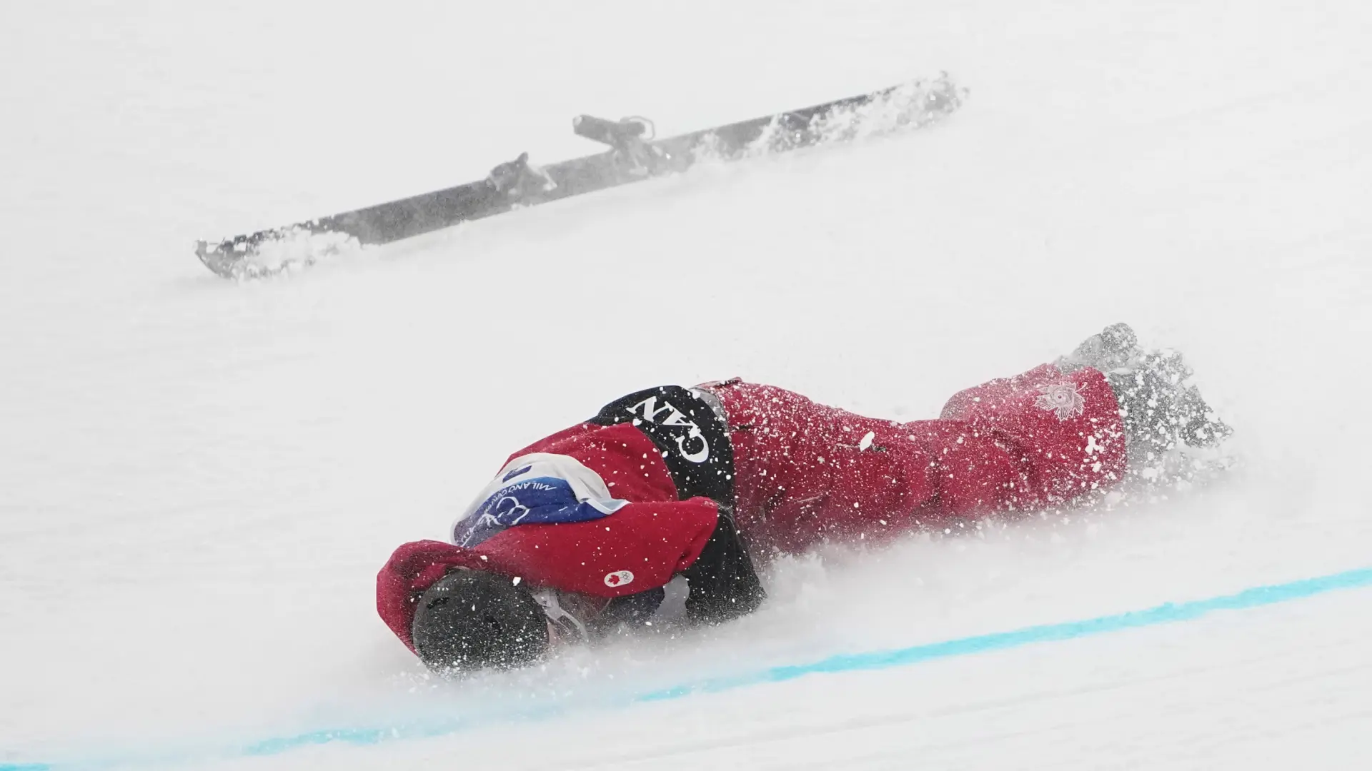 Cassie Sharpe da el susto con un fuerte golpe y abandona la pista en camilla