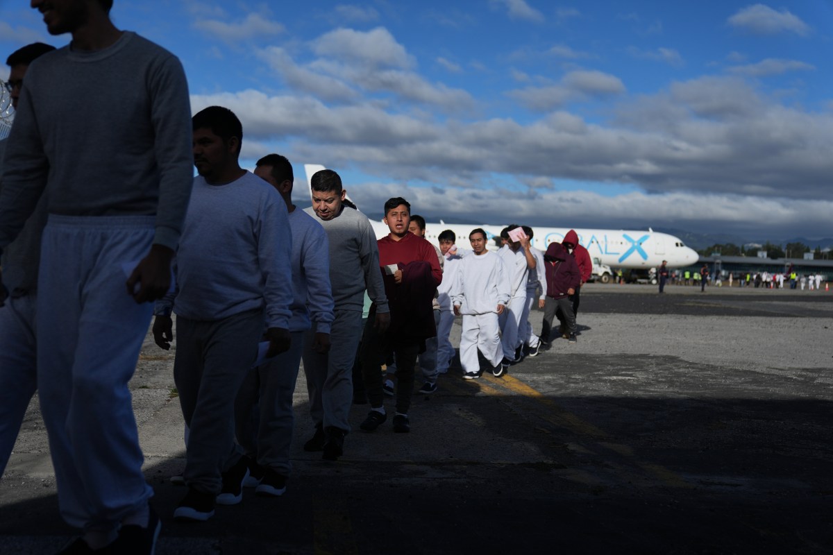 Gobierno de Trump gastó $40 millones en deportar a 300 inmigrantes a terceros países
