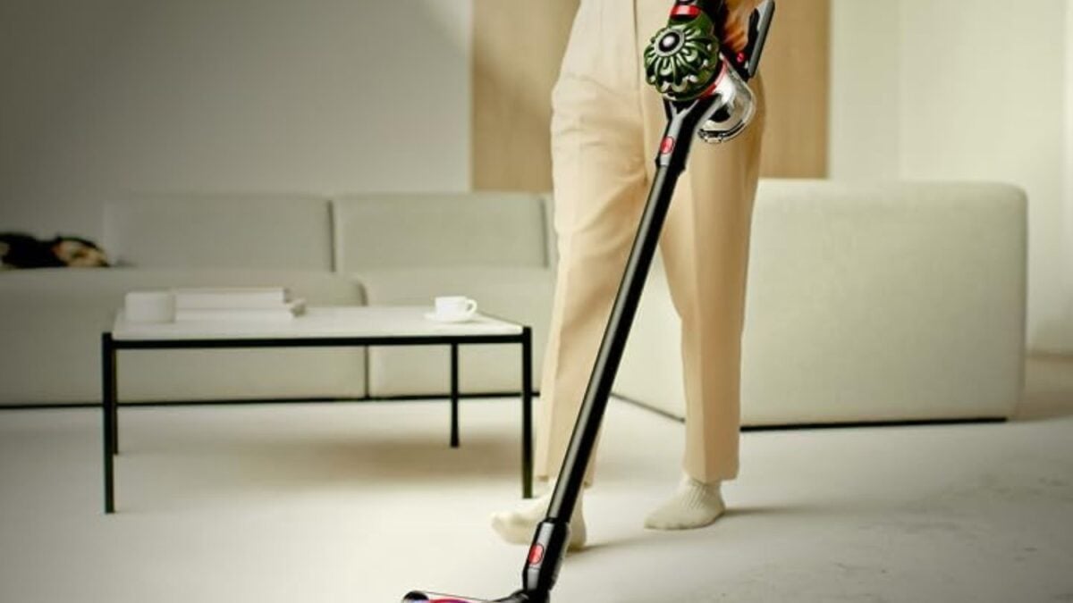 La Dyson V8 Cyclone inalámbrica vuelve a bajar de precio durante la noche, ahora más barata que en Black Friday
