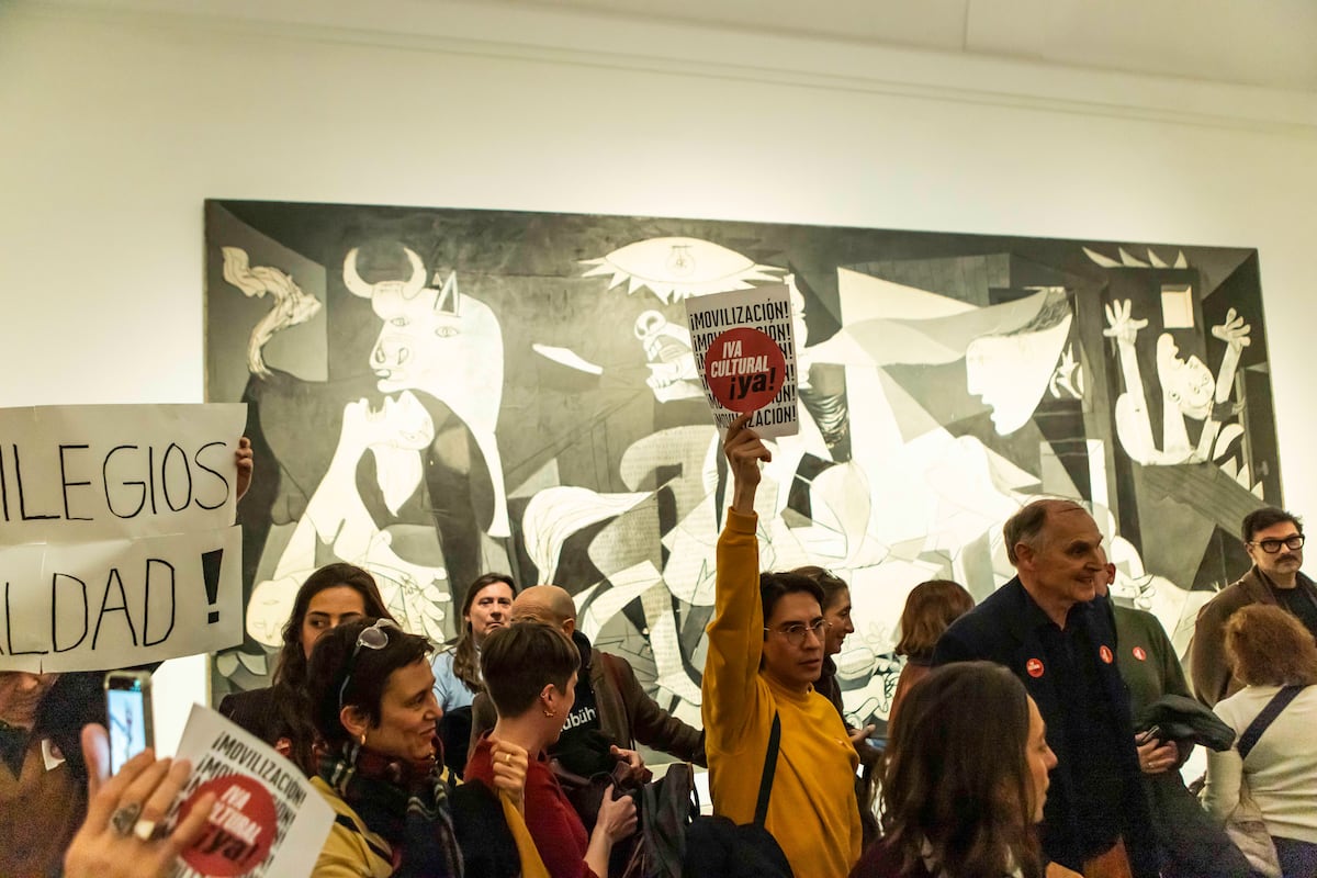 Artistas y galeristas españoles reclaman la reducción del IVA Cultural con un “encierro” en distintos museos | Cultura