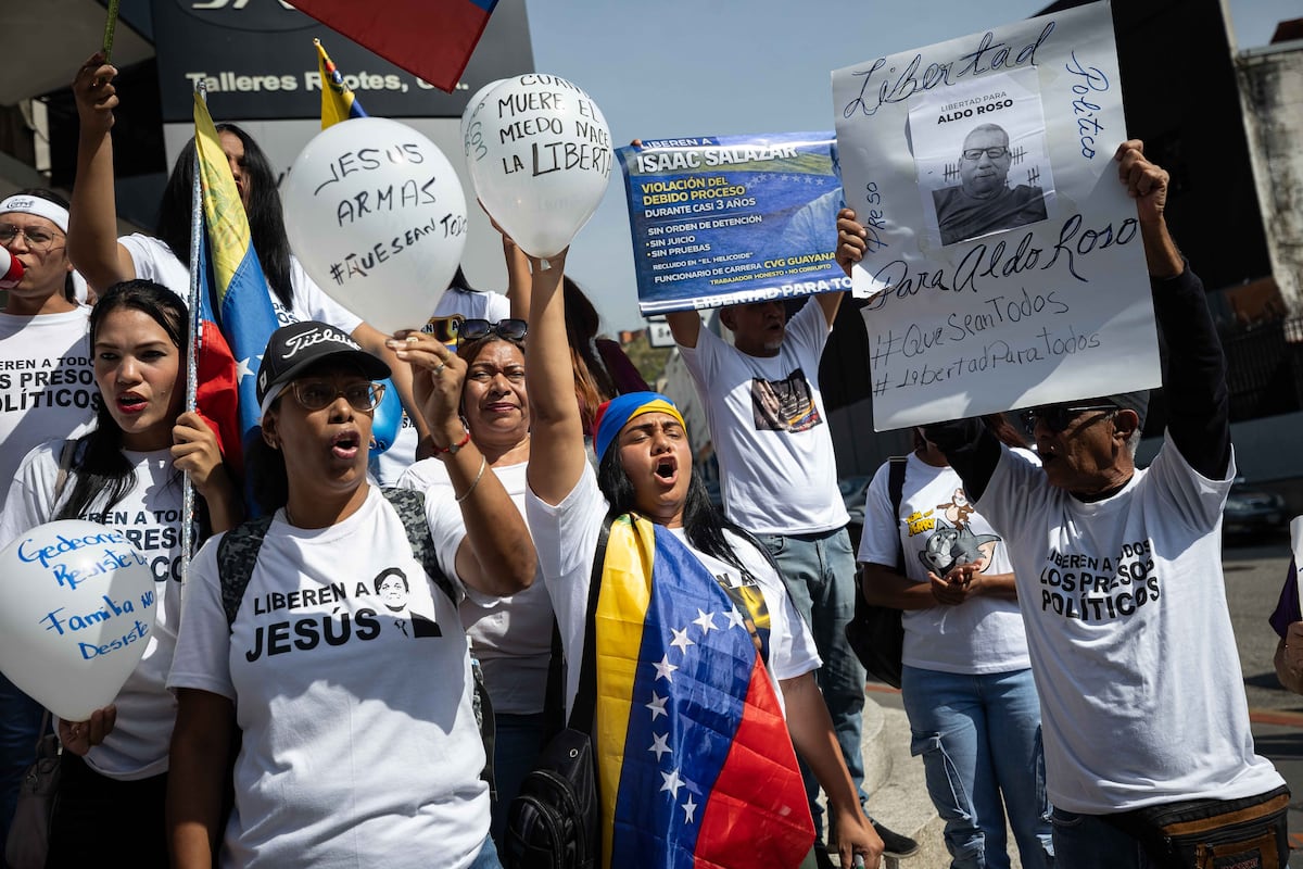 Decenas de familiares de presos políticos venezolanos protestan frente a El Helicoide: “Cierren ya los centros de tortura”