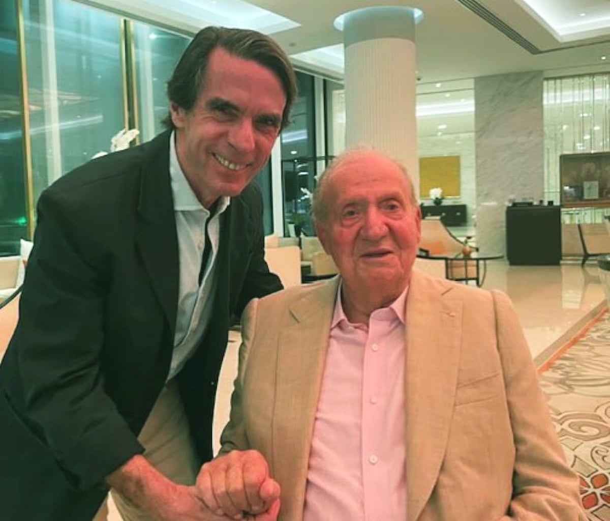 Aznar publica una foto con Juan Carlos, “rey de la democracia y las libertades” | España
