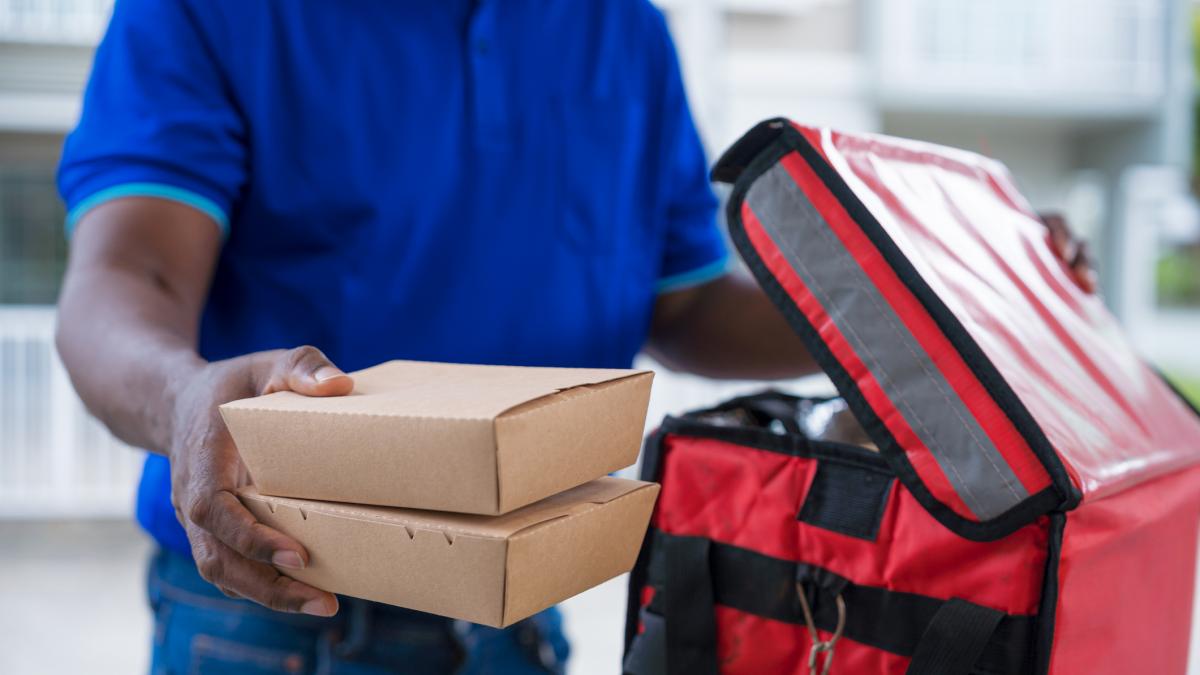 Los repartidores de este país ganan 10 euros a la hora incluso cuando no hay pedidos