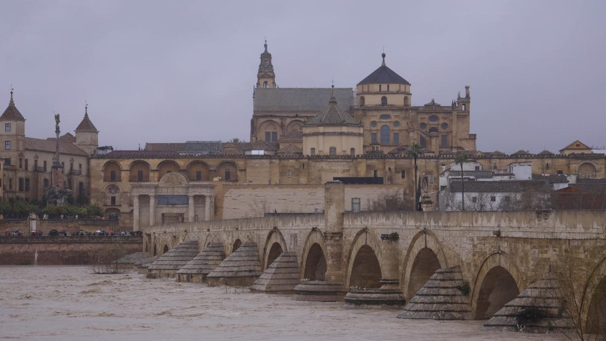 El puente romano de Córdoba tras la crecida del Guadalquivir, en imágenes