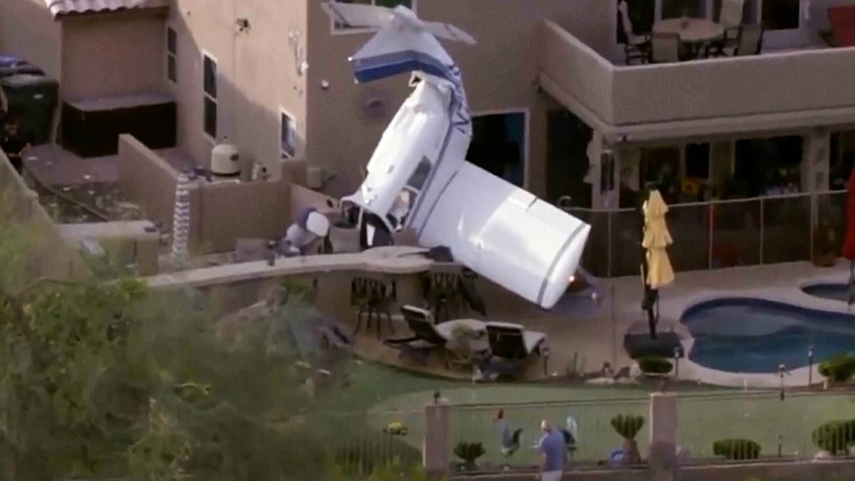 Vídeo. Avioneta se estrella contra 2 casas en Phoenix, 3 heridos