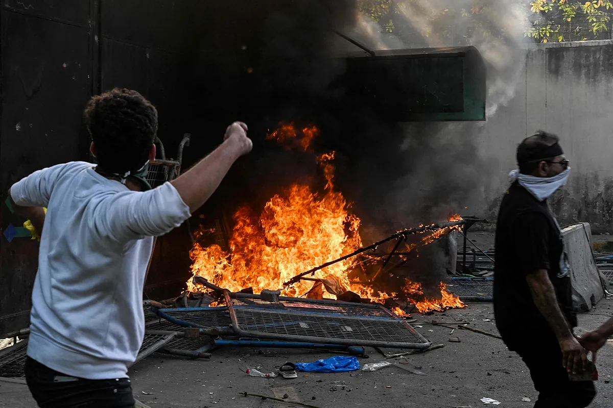 Al menos 21 muertos y decenas de heridos en las violentas protestas en Pakistán por la muerte del líder iraní