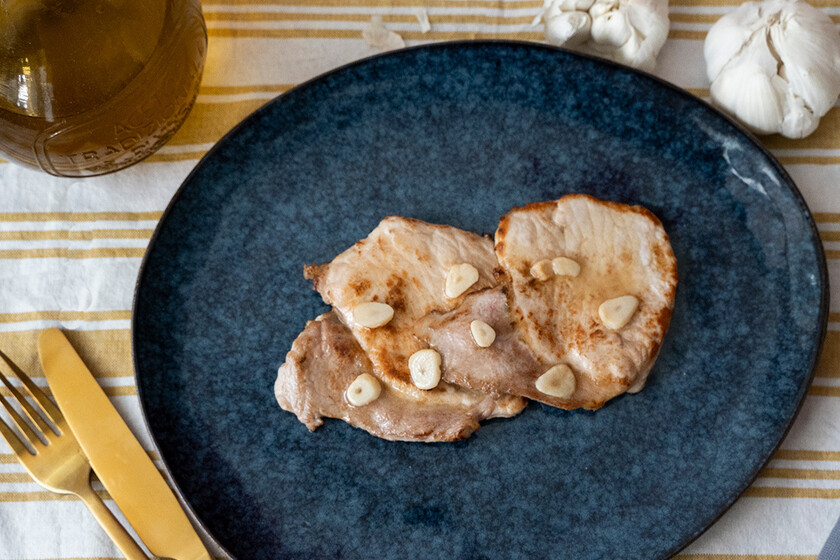 Receta de filetes de lomo al ajillo. Cocina de la abuela a la plancha