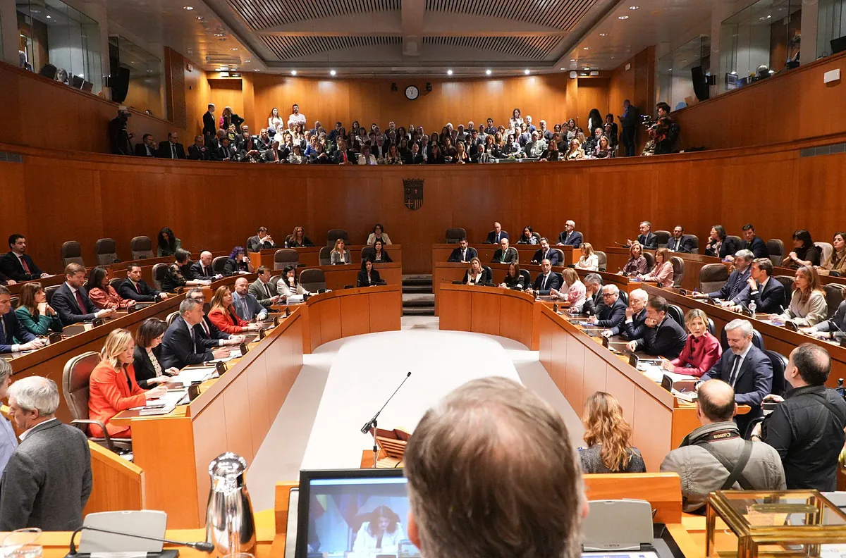 El PP se hace con la Presidencia de las Cortes de Aragón y Vox marca distancia con su voto en blanco y el rechazo a formar parte de la mesa