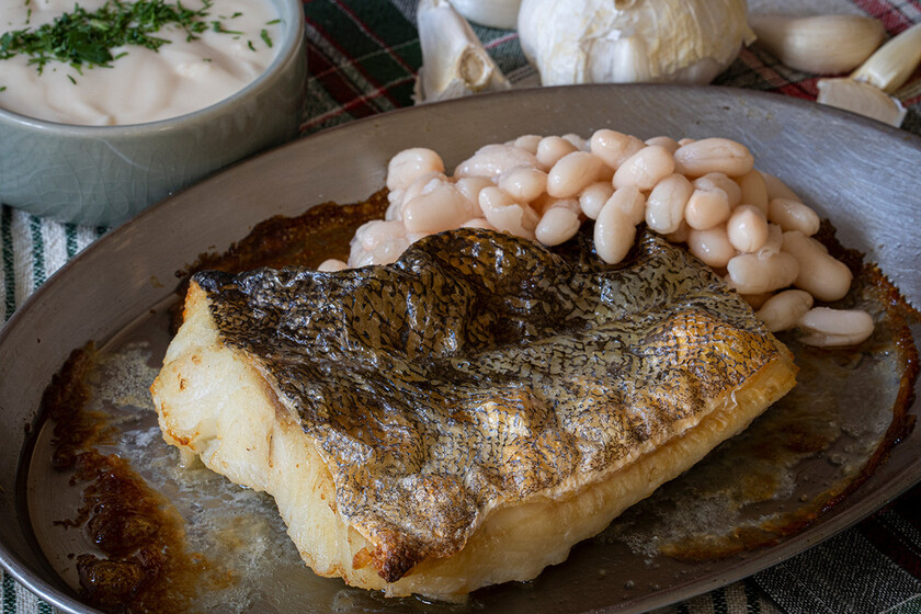 Bacalao a la llauna con mongetes, receta de un clásico de la cocina catalana
