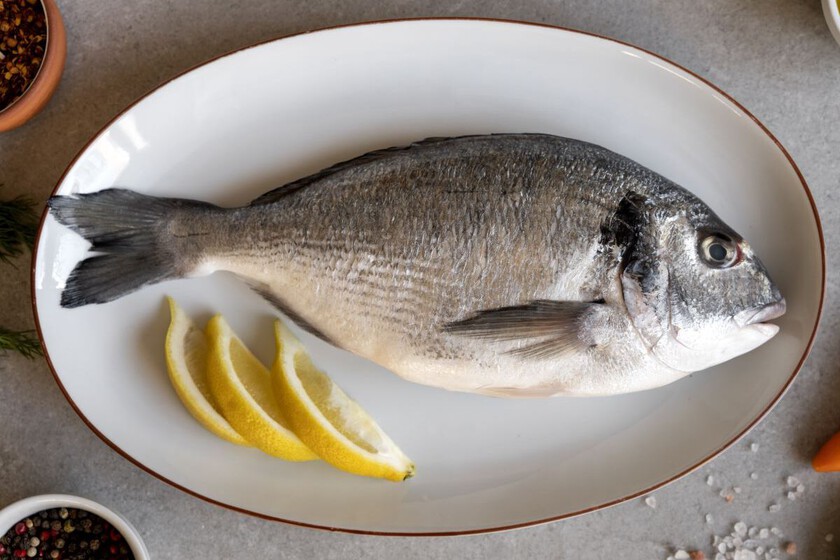 Parece una obviedad, pero no todo el mundo sabe que lo que nunca se debe hacer con el pollo sí es muy útil para el pescado