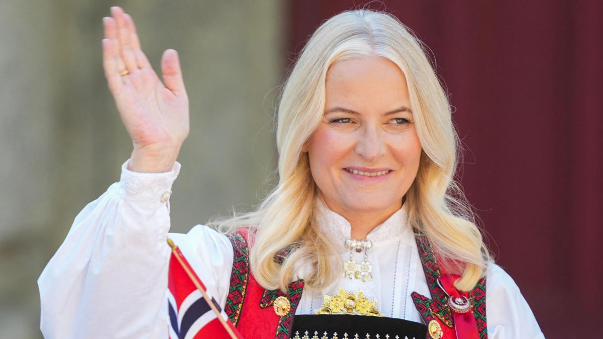 Las bibliotecas noruegas rompen con Mette-Marit por su vínculo con Jeffrey Epstein en pleno empeoramiento de su salud