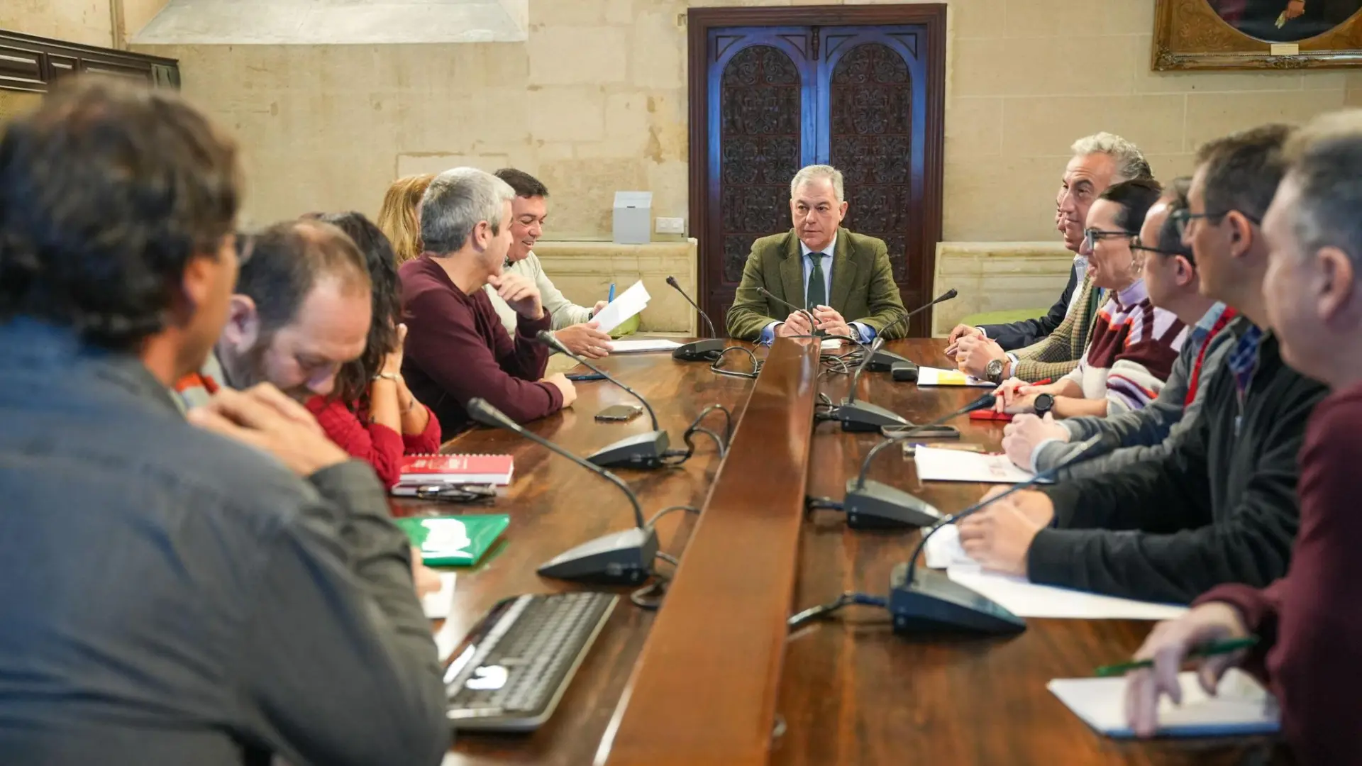 Sanz y los sindicatos acercan posturas con el compromiso de llegar a un preacuerdo sobre la privatización de la limpieza de los colegios