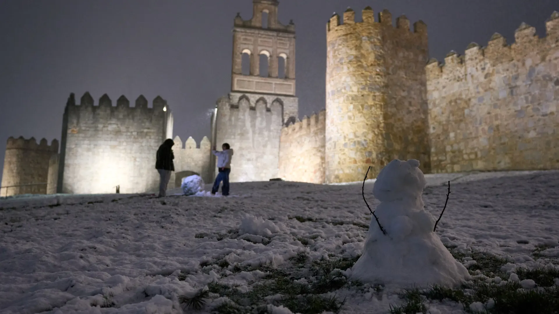 Una intensa nevada deja un manto blanco en Ávila tras la caída de las temperaturas