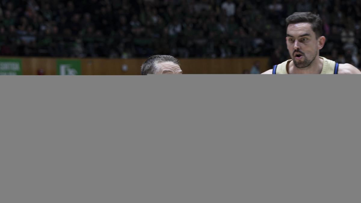 Ricky Rubio dirige la fiesta de la Penya ante un tristísimo Barça