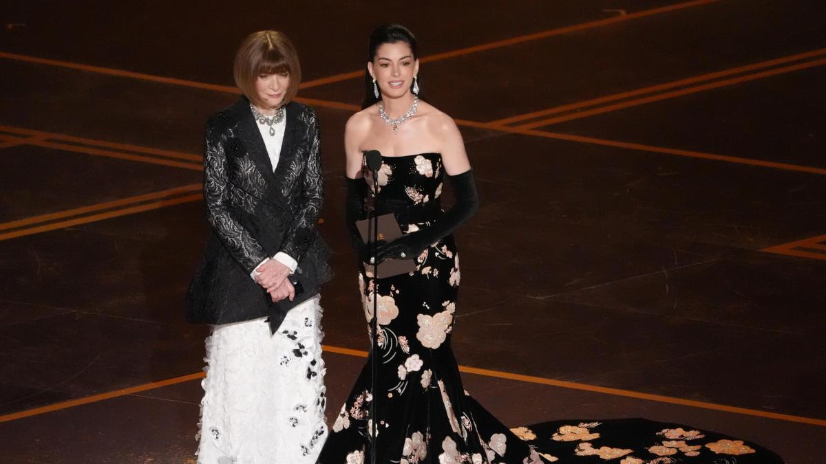 Anne Hathaway y Anna Wintour maravillan en los Oscar al más puro estilo ‘El diablo se viste de Prada’