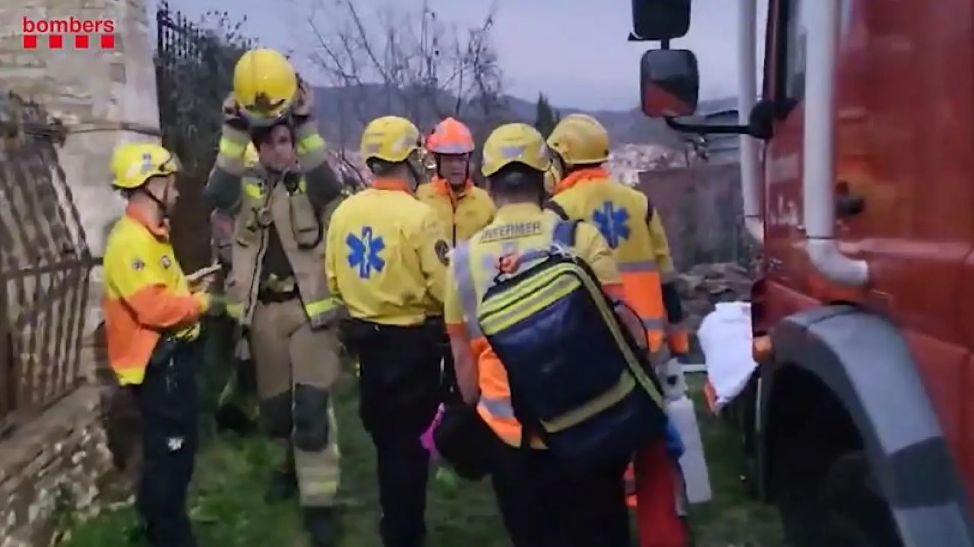Un joven herido grave y otros tres atrapados en el derrumbe de un hospital abandonado en Barcelona