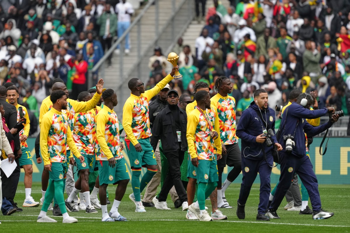 Senegal presume trofeo de la Copa Africana pese a revocación por parte de la CAF