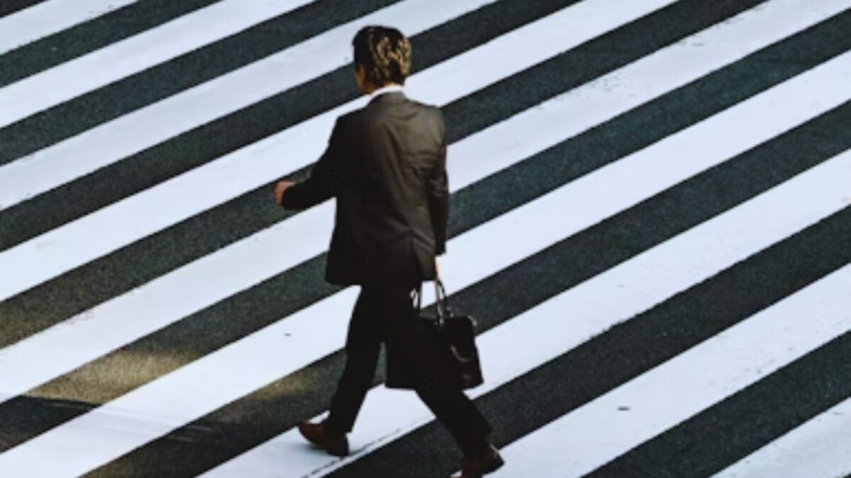 el modo en que coordinamos brazos y piernas al caminar