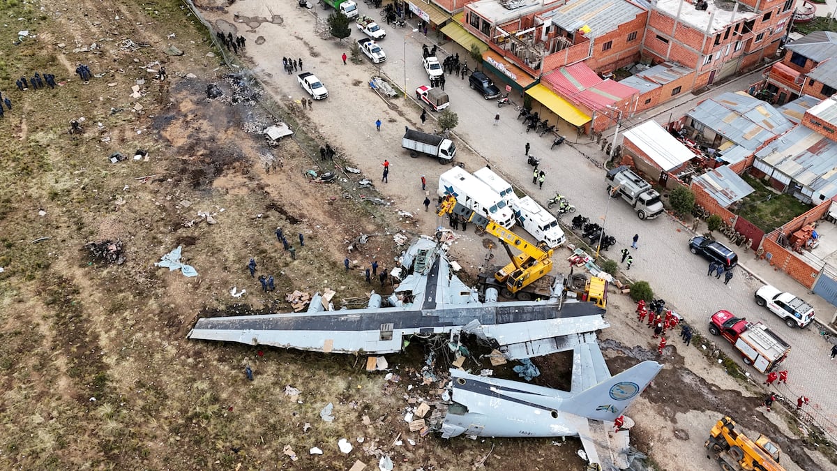Bolivia detiene a 19 personas que recogieron dinero de un avión militar estrellado en La Paz