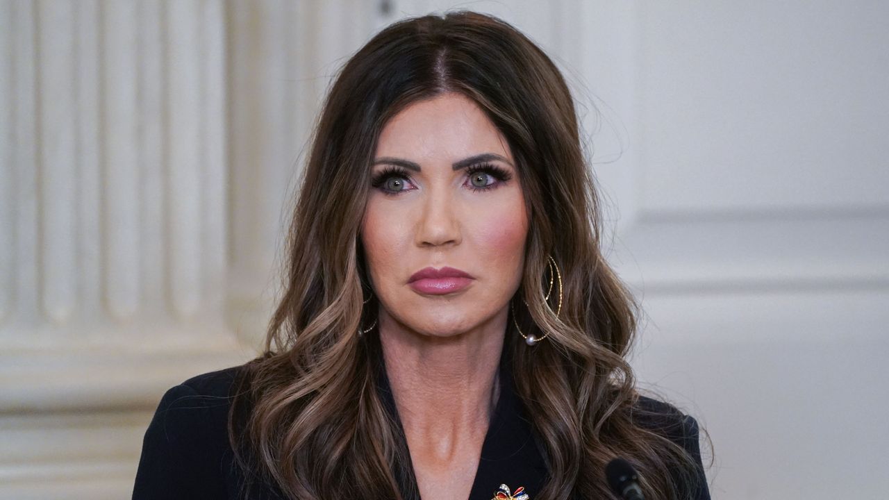 Trump remueve a Kristi Noem, cabeza de Seguridad Nacional y símbolo de su política antimigrantes