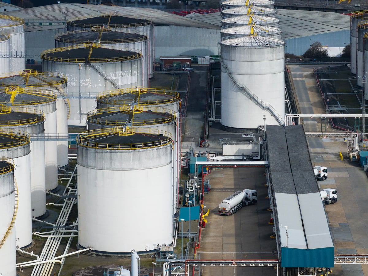 La AIE acuerda liberar 400 millones de barriles en la mayor intervención de reservas de petróleo de la historia | Economía