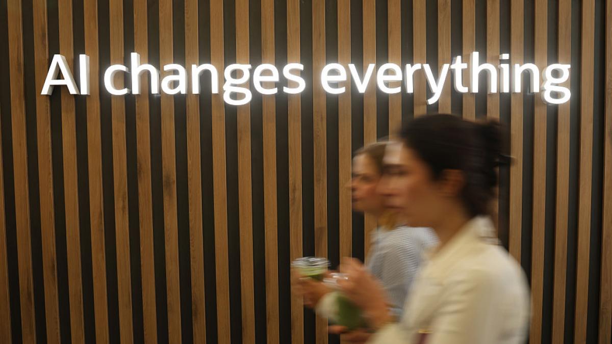 ‘En pocos años la IA podrá hacer casi todos los trabajos intelectuales y existe el riesgo de que surja miseria masiva’