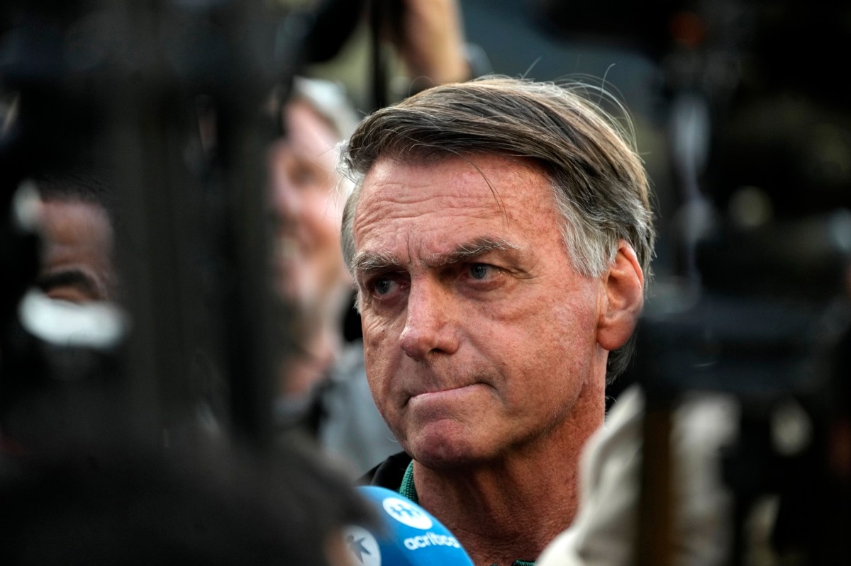Brasil prohíbe la entrada a asesor de Trump que quería visitar a Jair Bolsonaro en prisión
