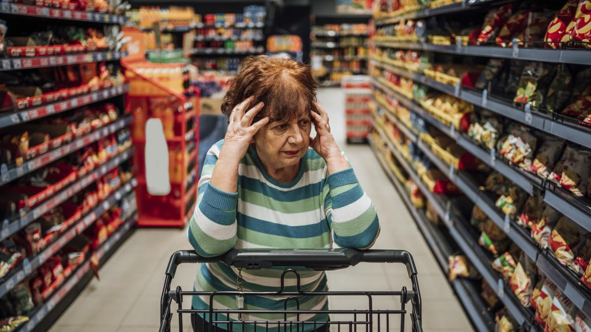 Una anciana se queda mirando varios minutos el estante de pan del super: "Me las arreglo duramente con mi pensión"