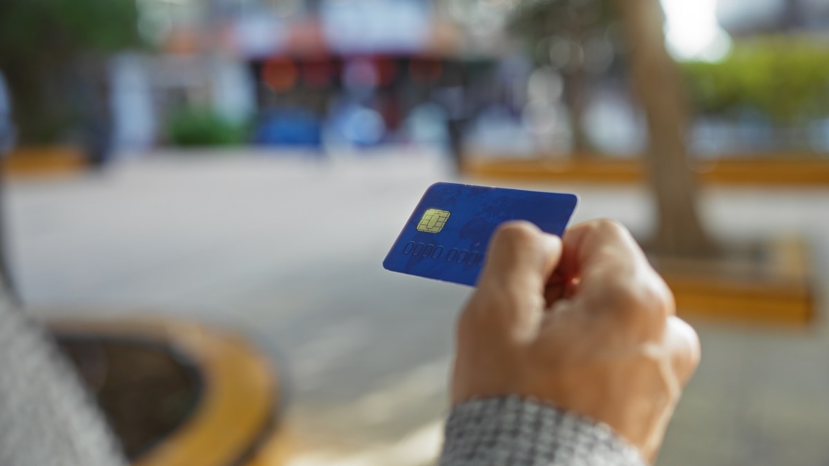 Qué hacer si te encuentras una tarjeta de crédito en la calle