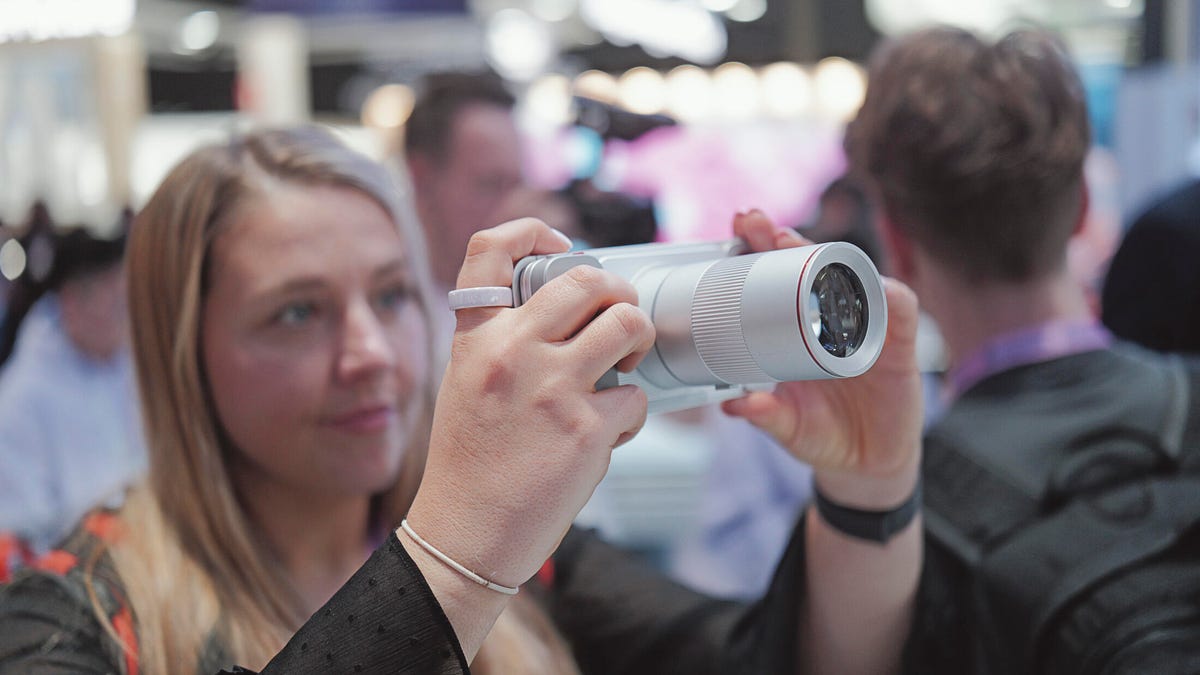This Modular Phone Transforms Into a Fully-Fledged Camera