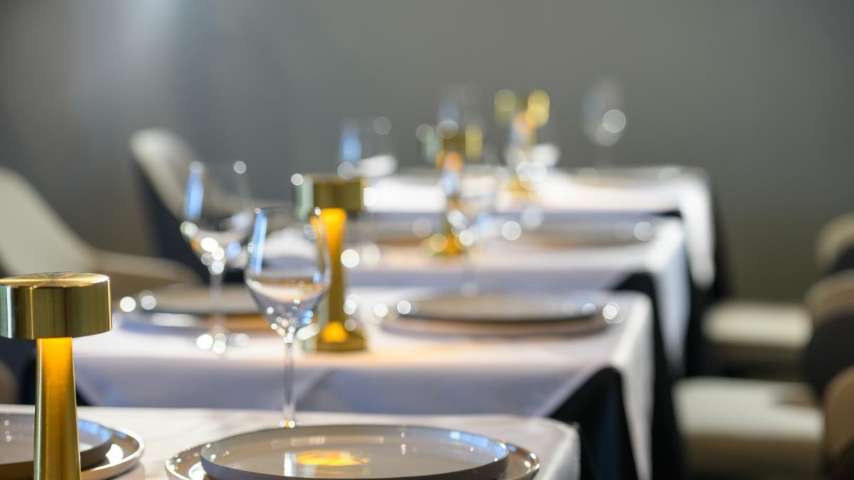 Reservan 15 personas un menú con barra libre y la camarera no se puede creer lo que hace uno de ellos nada más llegar